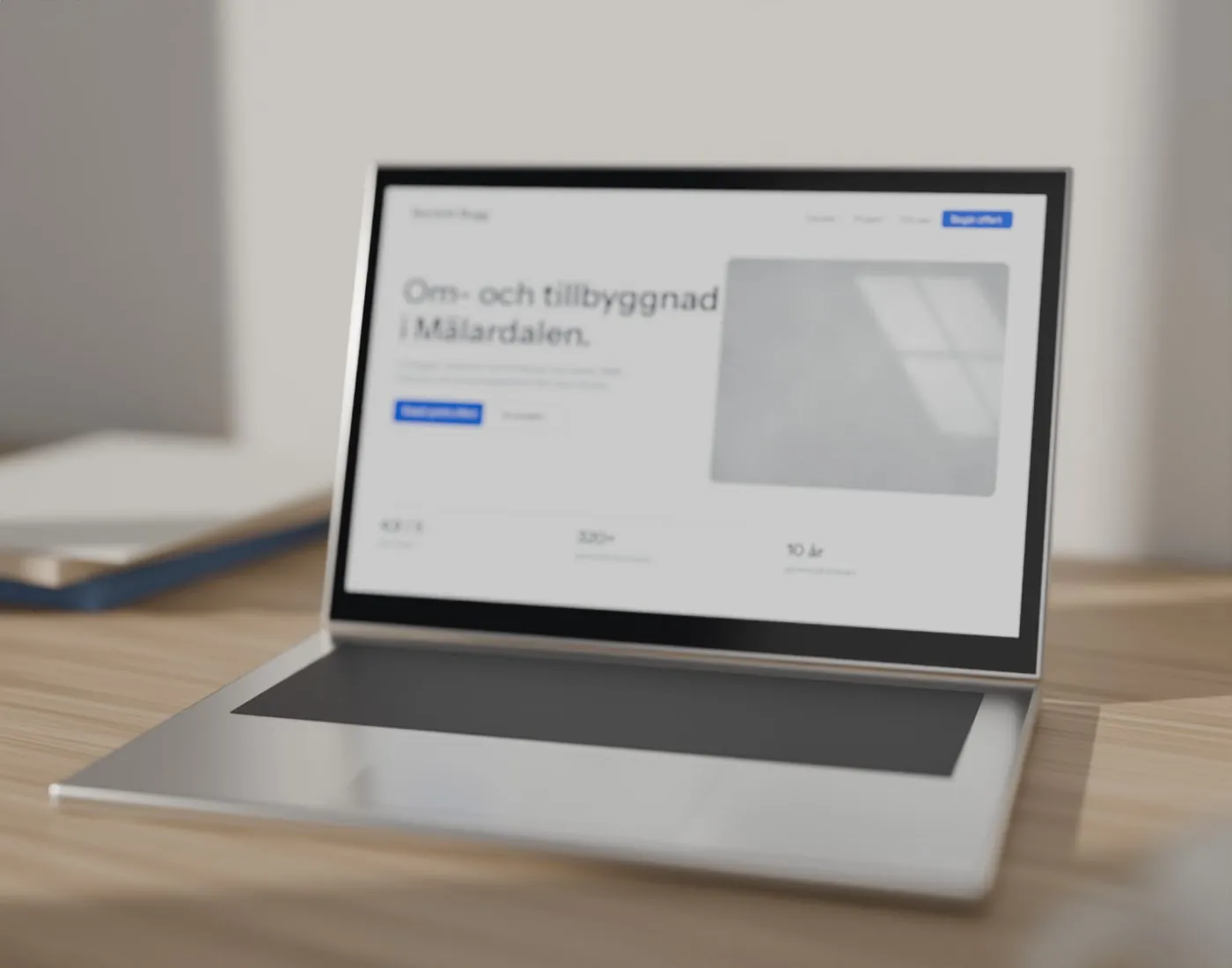 Laptop på ett skrivbord som visar en hemsida byggd av QuickPage