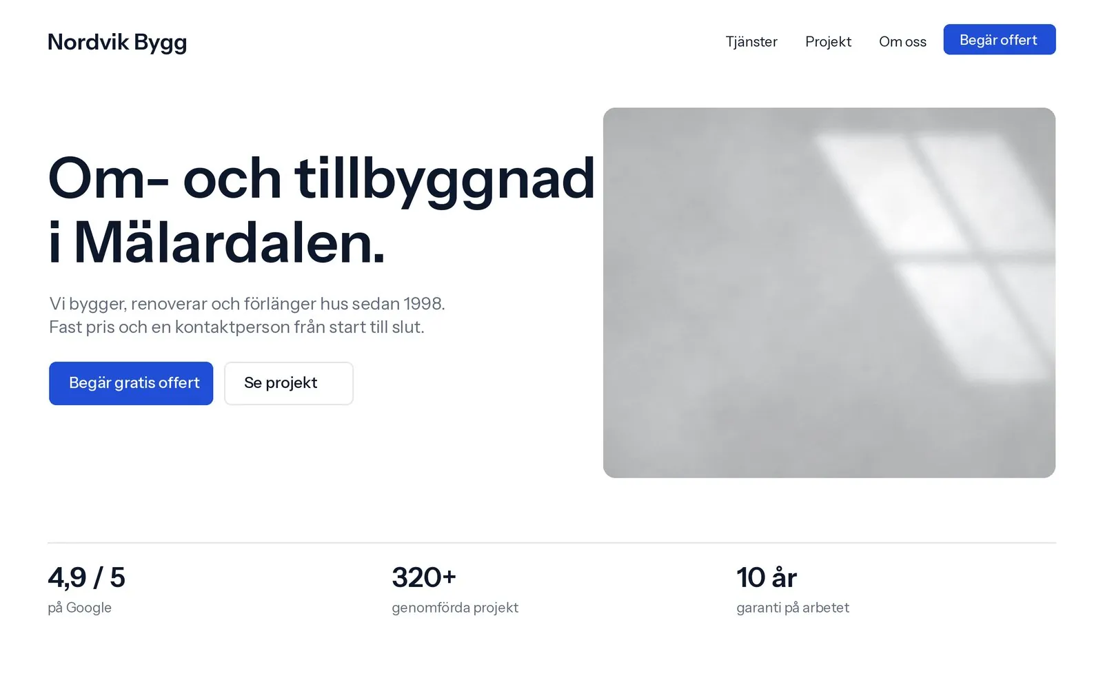Exempel på stilen Modern och clean: en byggfirmas startsida i blått och vitt