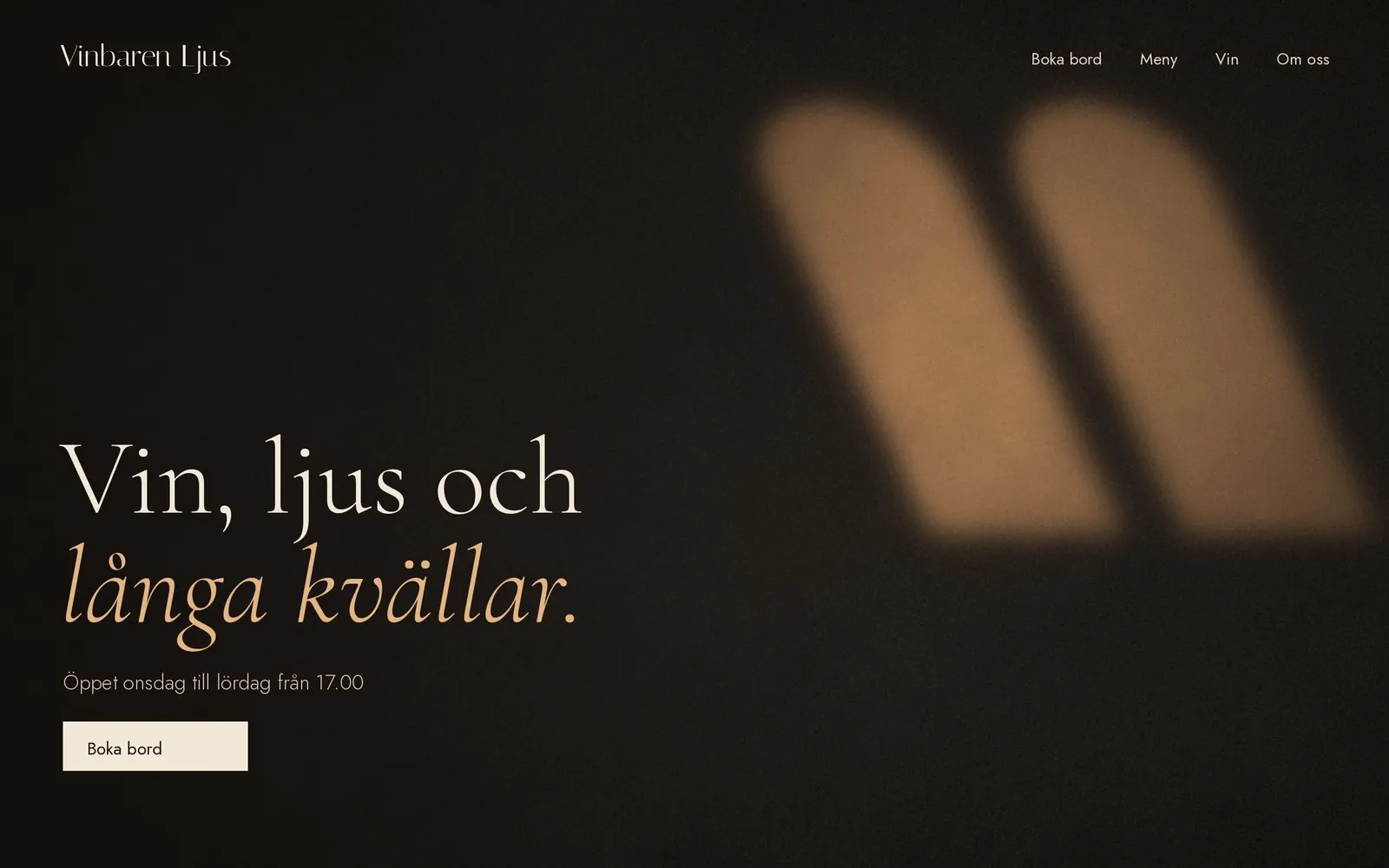 Exempel på stilen Premium och elegant: en vinbars startsida i mörkt med guldtext